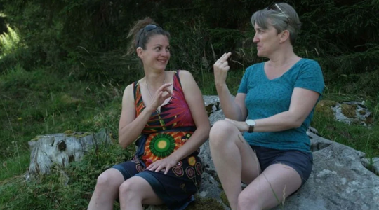 Elle entend pas la moto